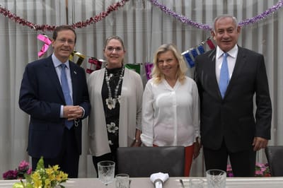 הנשיא ורעייתו אירחו את בנימין ושרה נתניהו בסוכה