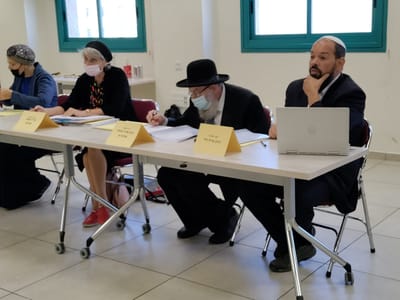 כהנא עוקץ את החרדים: "לא יבחר דיין לפי צבע הכיפה"