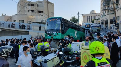 קשה לצפיה: אוטובוס מתנגש בקבוצת נערות בי-ם