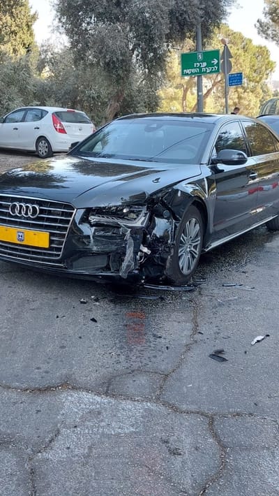 רכבו של נתניהו אחרי הפגיעה