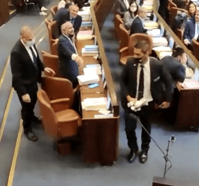 צפו: בנט נאם הח"כ הוציא בובת חתול והוצא מהמליאה