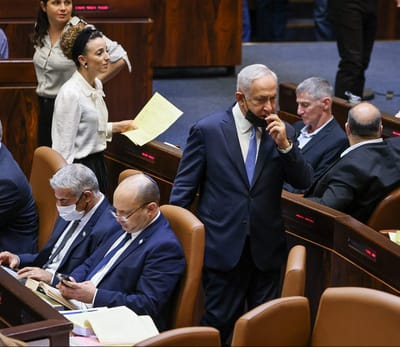 בנט: "ביבי פגש את מנסור עבאס בהיחבא. כמו פילגש"