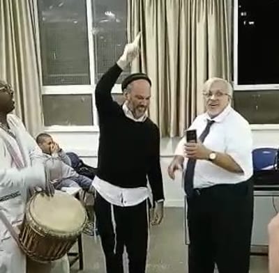 צפו: יונתן רזאל עושה חגיגה בקורס רענון נהיגה