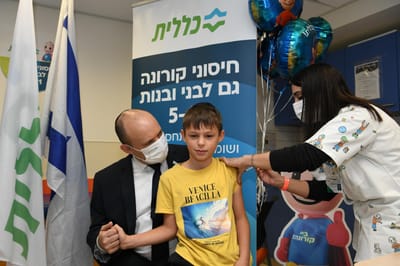 דוד בנט מתחסן לקורונה