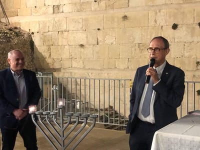 איפה בחר שר התפוצות להדליק נר ראשון?