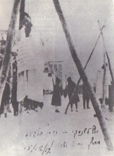 נעמן בלקינד (מימין) ויוסף לישנסקי תלויים בדמשק