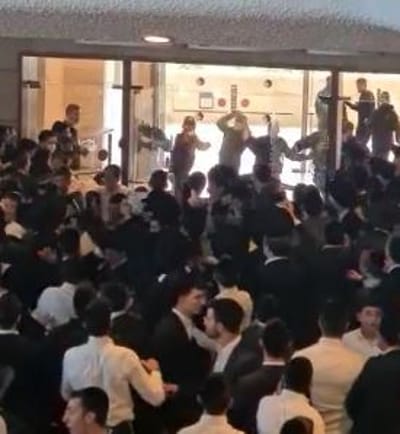 צפו: קטטה המונית בבנייני האומה בירושלים