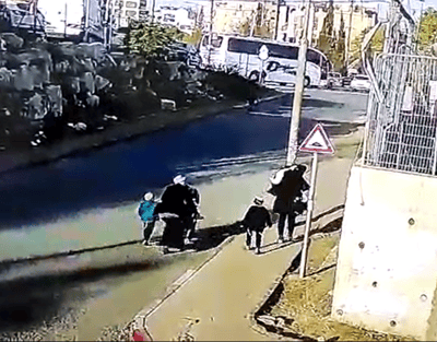 צפו: המחבלת אורבת ושולפת את הסכין