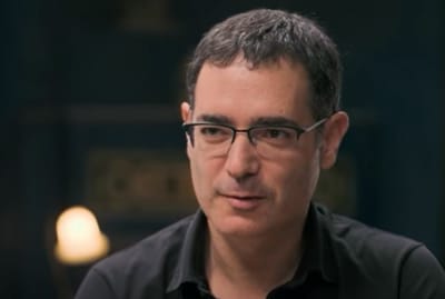 משה בר סימן טוב מדבר על אישתו הדתייה ועליו. צפו