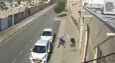 מוציא סכין, דוקר ונמלט: צפו בתיעוד פיגוע הדקירה ביפו