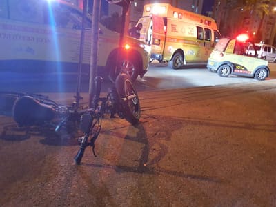 בן 15 נפצע קשה בתאונה בין שני אופניים חשמליים