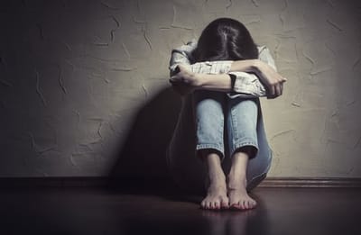 חשד: מאבטח סימם קטינות וביצע בהן עבירות מין