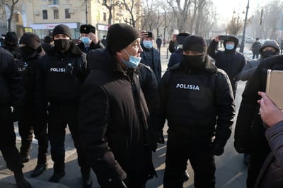 מצב חירום בקזחסטן: ארמון הנשיאות הוצת ע"י מפגינים