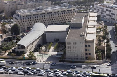 משרד החוץ בעיצומים: אין פונדקאות ואין עובדים זרים