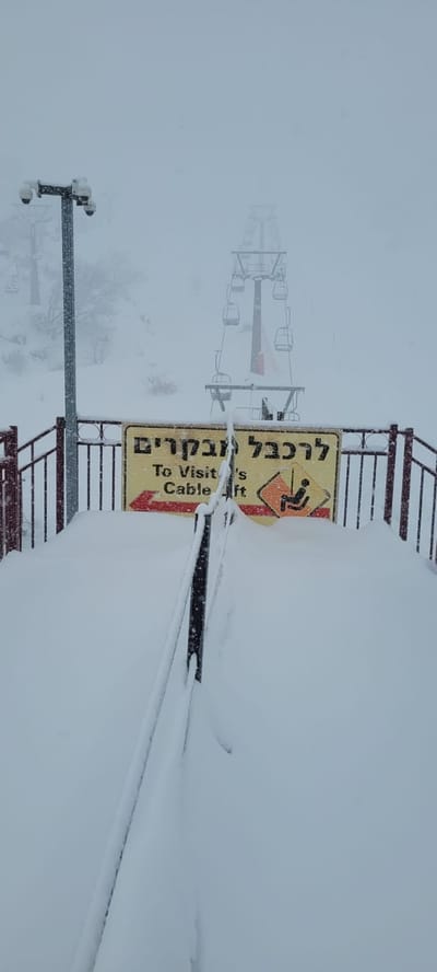 ברק פגע בבית בצפת; שלג כבד בחרמון | צפו