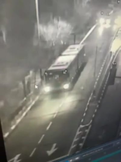 חשד לירי תועה באוטובוס באלעד, שלושה נפצעו