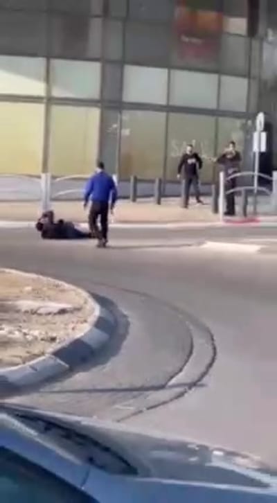 תיעוד: חיסול המחבל לאחר הדקירה בבאר שבע