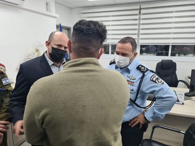 בנט שוחח עם הלוחם שחיסל את המחבלים בפיגוע בחדרה