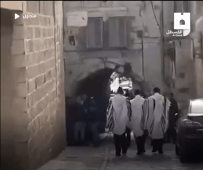 כמו בחו"ל: יהודים עטופים בטלית הותקפו בירושלים