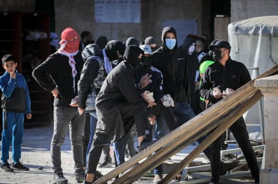 זיקוקים ואבנים: פורעים ערבים מתבצרים בהר הבית