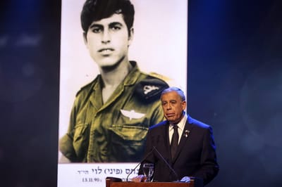 יו"ר הכנסת בוכה על אחיו ומבטיח: "אתה בליבי" • צפו