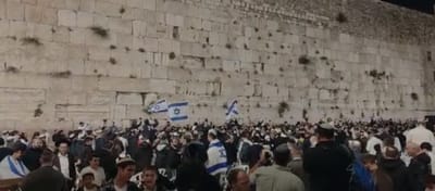 בסיום התפילה בכותל: שירת 'עם ישראל חי'. צפו