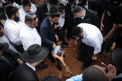 ילד קטן אומר קדיש: הלוויות הנרצחים בפיגוע באלעד