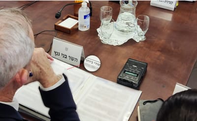 גנץ חושף מסמכים סודי ביותר לעיני כל