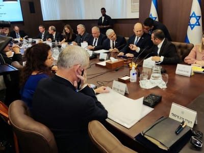 גנץ חושף מסמכים מסווגים לעיני עשרות כתבים