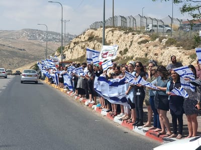 מרגש: תושבי בנימין במחווה למשפחה של נעם רז • צפו