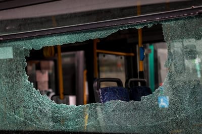 הנגב הפרוע: שוב אוטובוס נרגם באבנים ליד דימונה