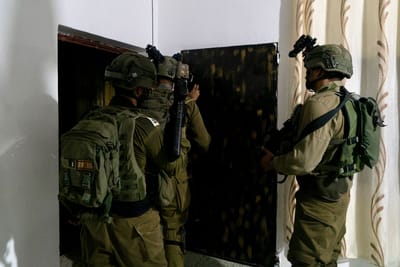 8 מבוקשים נעצרו ביו"ש, אקדחים וכלי נשק נתפסו