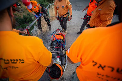 ואדי קלט: חילוץ באלונקות לבן 21 שקפץ לברכה ונפצע
