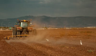מורדם ומונשם: בן 14 במצב קשה לאחר שנפל מטנדר