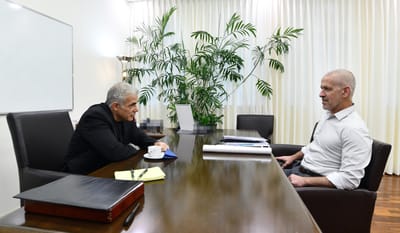 ביומו הראשון: לפיד נועד עם ראש השב"כ