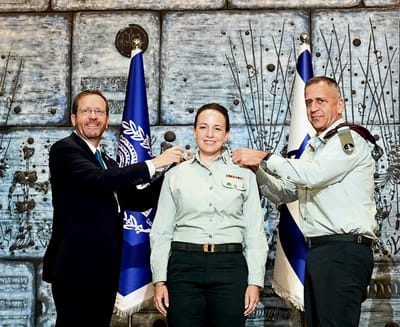 לראשונה בהיסטוריה: מזכירה צבאית לנשיא