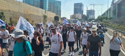 צפו: משפחת גולדין צועדת לעזה להחזיר את השבויים