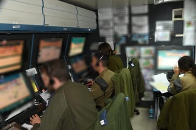 כולם יודעים את העבודה שלהם. צוות כיפת ברזל (דו"צ)