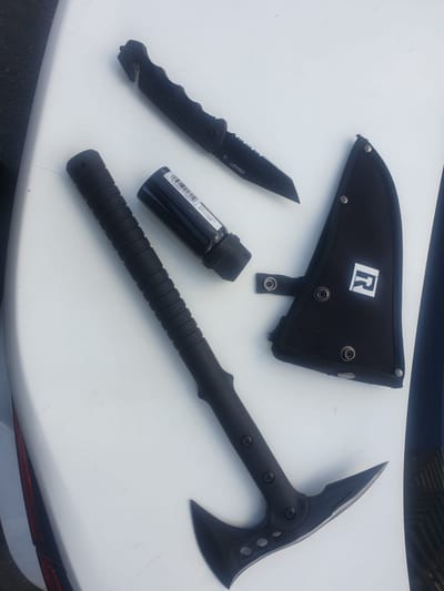 שוטרים עצרו רכב חשוד ומצאו כלי תקיפה שונים