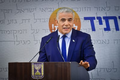 בלי רוב ובממשלת מעבר: שוד הגז של יאיר לפיד