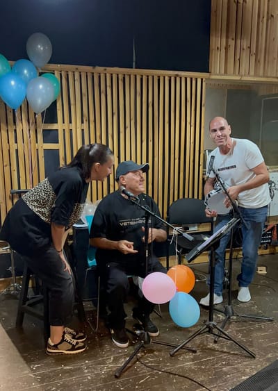 צפו: שלומי שבת מופתע בחדר החזרות