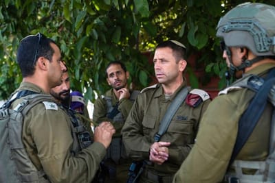 מפקד אוגדת איו"ש אבי בלוט בתדרוך בשטח (דו"צ)