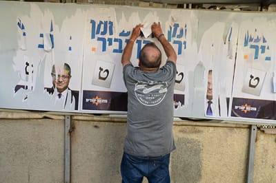משחיתים שלטי בחירות של איתמר בן גביר בתל אביב (צילום: אבשלום ששוני, פלאש 90)