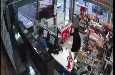 נכנס לחנות נוחות, איים ושדד באמצעות גרזן | תיעוד