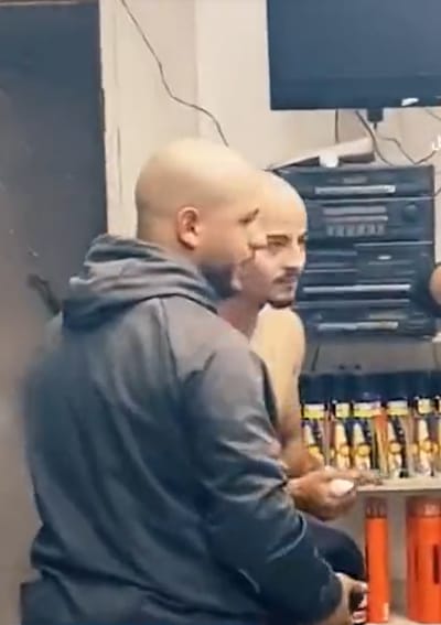צפו: צעירים מגלחים את ראשם כדי להגן על המחבל