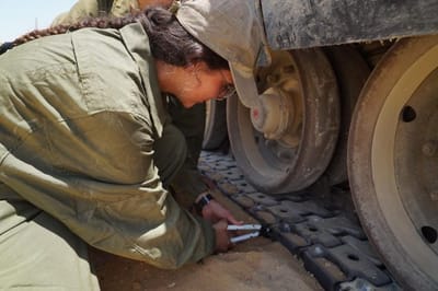 לוחמות שיריון בפעילות (דובר צה"ל)
