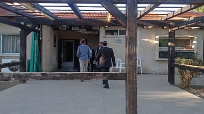 בצלאל סמוטריץ' בכניסה לביתו של הרב דרוקמן
