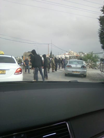 בתגובה לפיגוע: עשרות הפגינו מול כפרו של המחבל