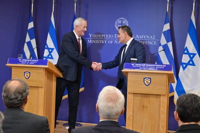 גנץ ביוון: "איראן מוכיחה שהיא איום עולמי ואזורי"
