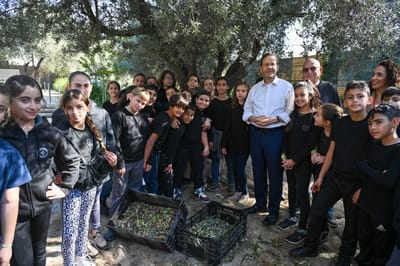 צפו: הנשיא מסק את עצי הזית בגינת בית הנשיא